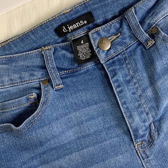 nwot TUMMY CONTROL CAPRI JEANS  | DENIM WASH | MID RISE - Picture 3 of 7